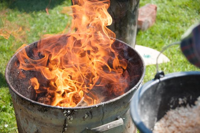  Raku oven bij 1010 graden worden de kunstwerken er uitgehaald